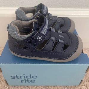 Stride rite “sonny sneaker sandal” in Navy, size 4m